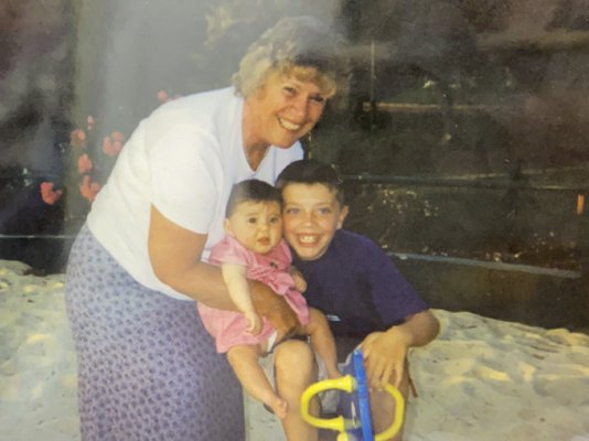 Ellen as a small child with her mum and brother outdoor in a snowy day