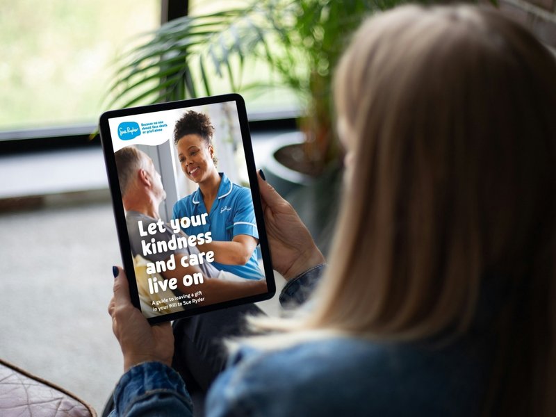 women reading sue ryder free wills guide on ipad